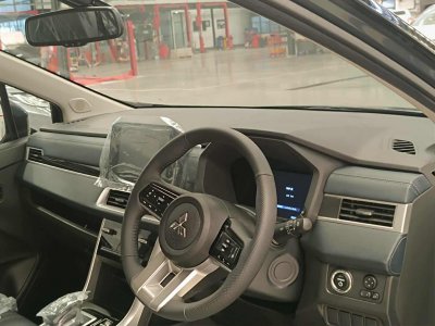 Mitsubichi Xpander Play Cross HEV 7 seat 2025 Automatic leather Top model