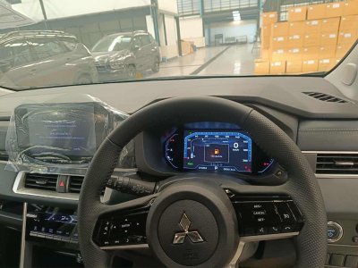 Mitsubichi Xpander Play Cross HEV 7 seat 2025 Automatic leather Top model